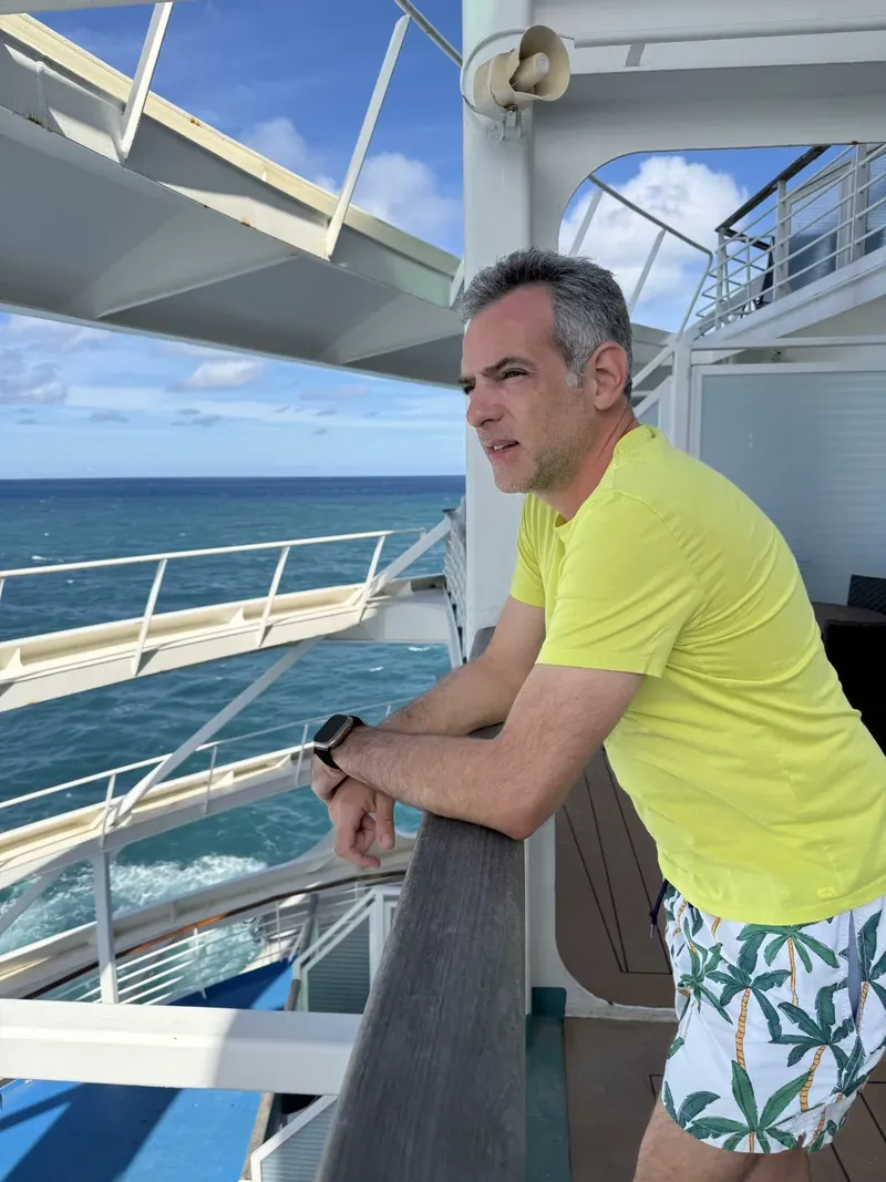 Diego olhando o horizonte - liberdade